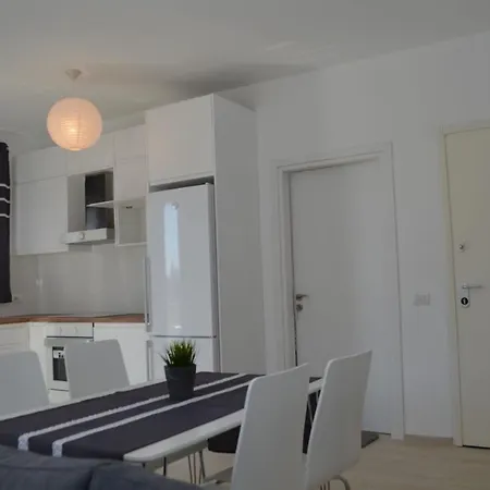 Adrian Apartamento Sarandë